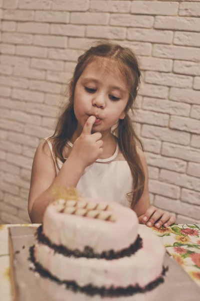 小女孩用手指吃蛋糕 — 图库照片