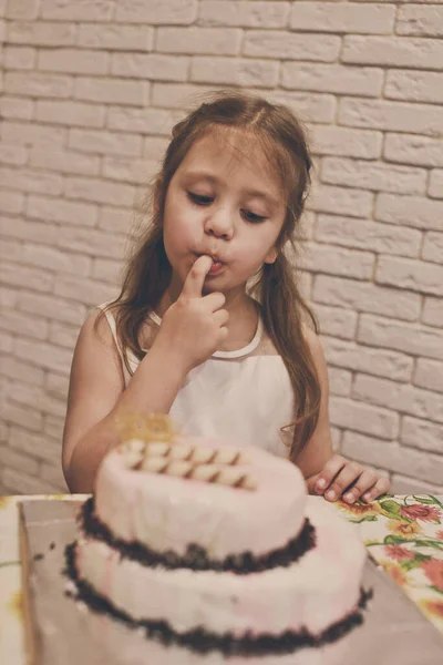 Criança Menina Comer Bolo Com Dedo — Fotografia de Stock