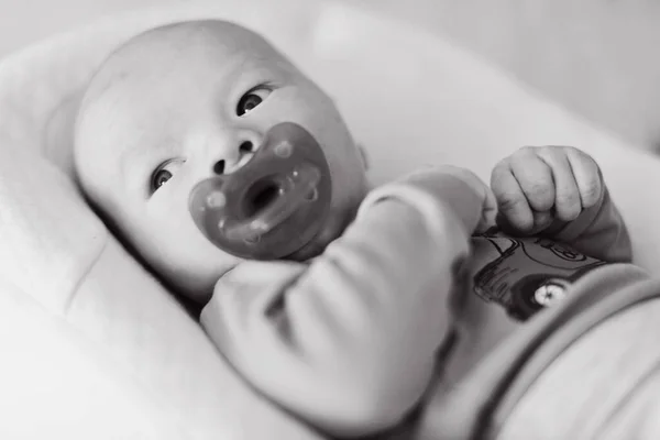 Büyük Mavi Kuklası Olan Yeni Doğmuş Bir Çocuk — Stok fotoğraf