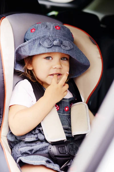 車の中の子供たちの安全を — ストック写真