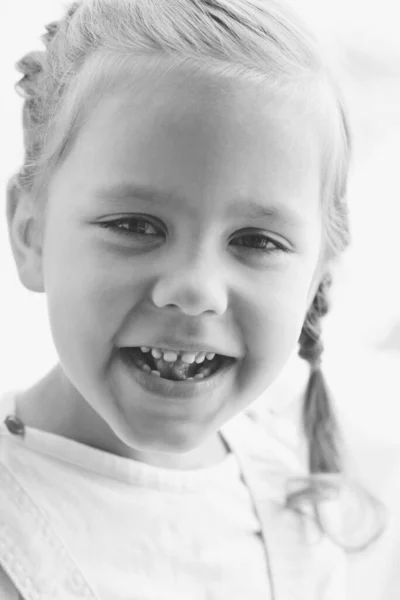 Portret Van Het Gelukkige Mooie Meisje — Stockfoto