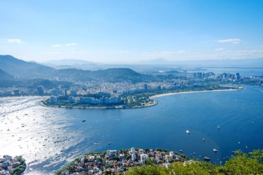 Brezilya 'da Rio de Janeiro' da pek çok yelkenli gemisiyle Şeker Dağı 'nın tepesinden Botafogo Körfezi manzarası