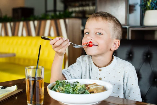 Heureux Garçon Dans Café Manger Une Salade — Photo