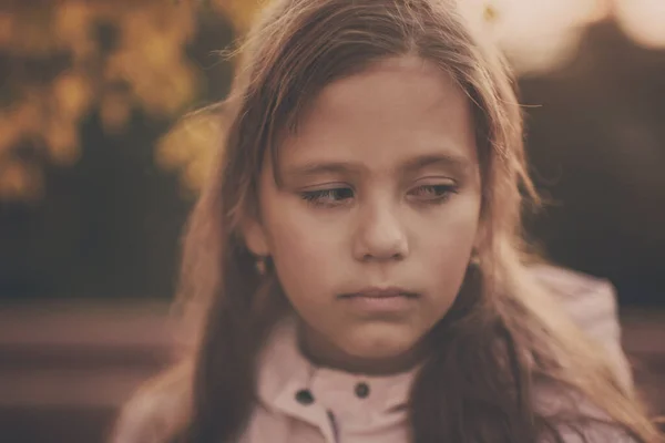 Portret Troskliwej Dziewczyny Jesienią Płytkie Skupienie — Zdjęcie stockowe