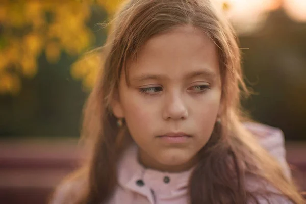 Retrato Menina Pensativa Tempo Outono Foco Superficial — Fotografia de Stock