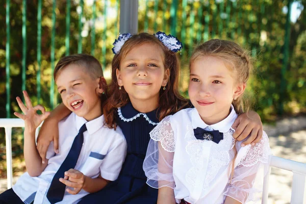 Drei Glückliche Schulkinder Umarmen Sich Freien — Stockfoto