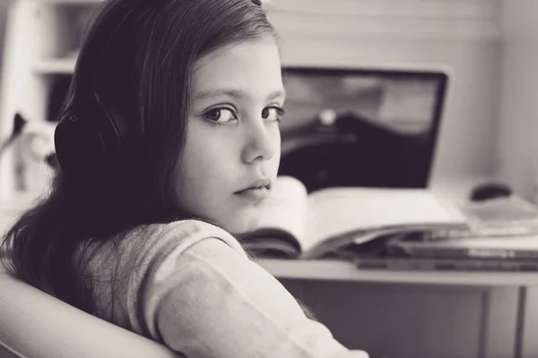 Preteen Schoolgirl Doing Her Homework Laptop Computer Home Child Using — Stock Photo, Image