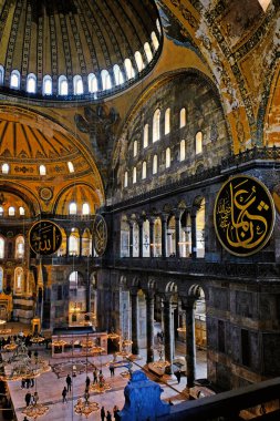 İstanbul, Türkiye - Mart 06, 2020: Ayasofya Müzesi 'nin içi. İnanılmaz bir yer ve burası dünyanın en büyük binalarından ve popüler turistik merkezlerinden biri.