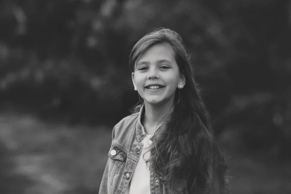 Porträtt Lycklig Flicka Våren Dag Utomhus — Stockfoto