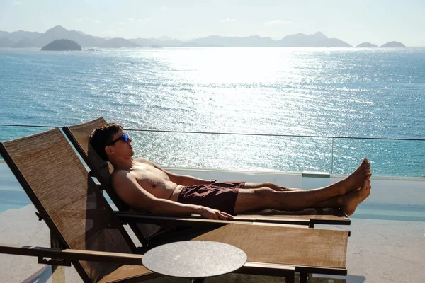 Hombres Relajante Limpia Piscina Infinita Con Vista Playa Copacabana Brasil Imágenes de stock libres de derechos