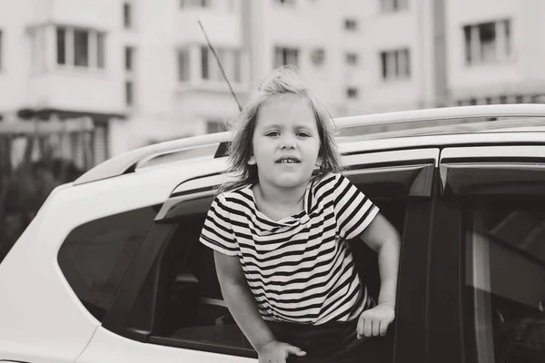 Маленькая Девочка Высовывает Голову Окна Машины — стоковое фото