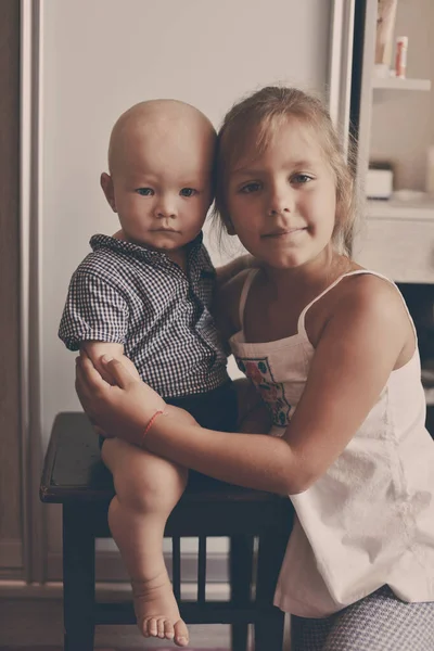 Lillebror Med Syster Hemma Kramas — Stockfoto