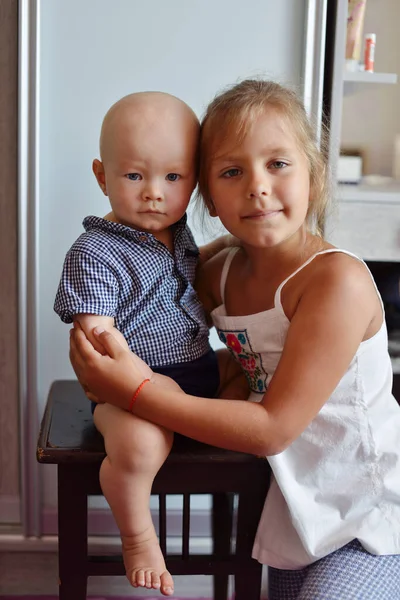 Baby Bruder Und Schwester Hause Umarmen Sich Stockfoto