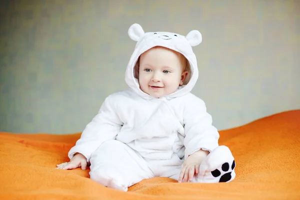 Bebê Engraçado Urso Traje Sofá — Fotografia de Stock