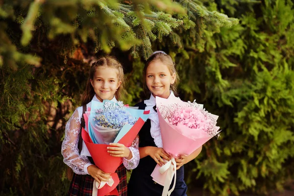 Twee Gelukkige Schoolmeisjes Klaar Naar School — Stockfoto