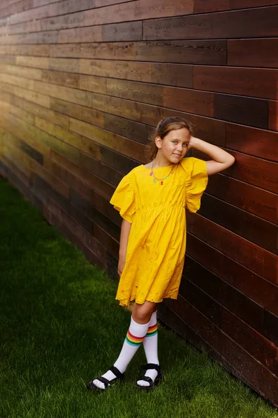 Hübsches Und Modisches Kindermädchen Der Nähe Der Holzwand — Stockfoto