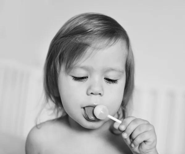 Niño pequeño con piruleta — Foto de Stock