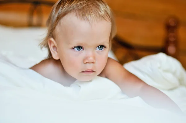 Kleinkind im Bett — Stockfoto