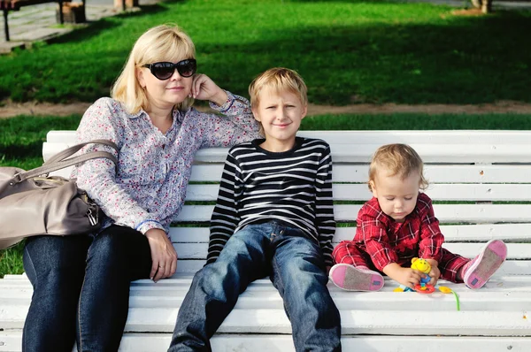 Rodina na lavičce — Stock fotografie