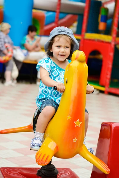 Fille dans le parc d'attractions — Photo