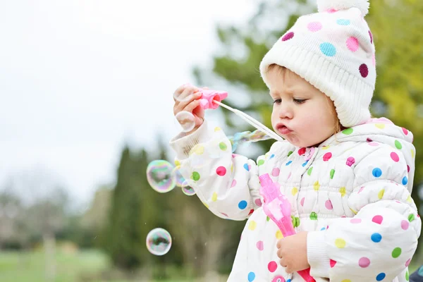 Menina soprando bolhas de sabão — Fotografia de Stock