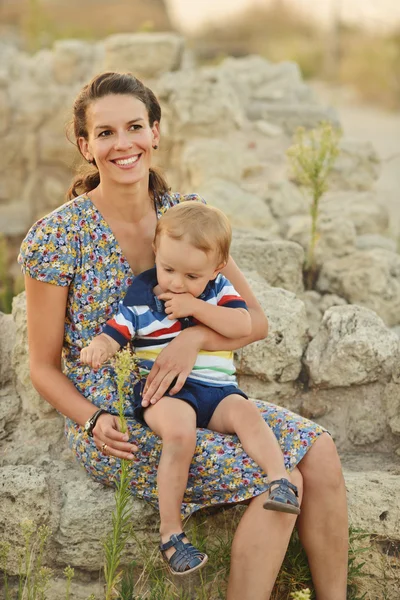 Mère et enfant en bas âge fils — Photo