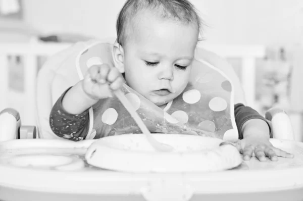 Baby flicka äter — Stockfoto