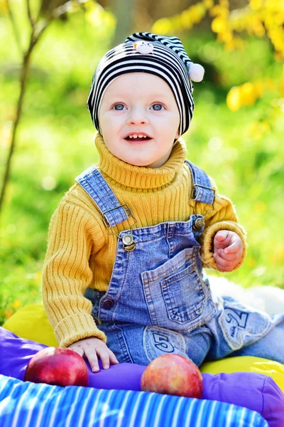 Niño en el prado —  Fotos de Stock