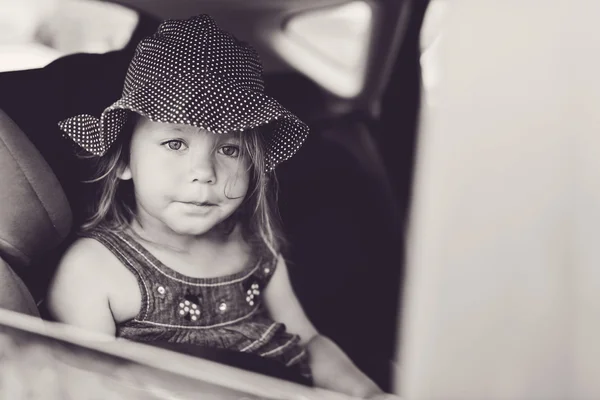 Meisje in de auto — Stockfoto