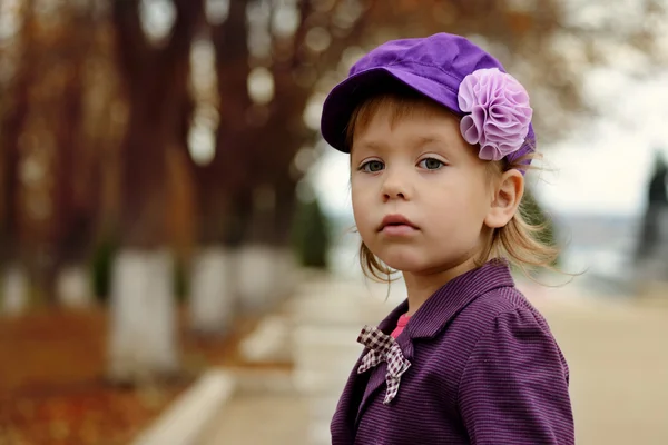 Menina da moda no outono — Fotografia de Stock