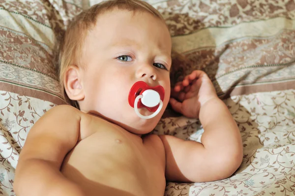 Bambino con ciuccio — Foto Stock