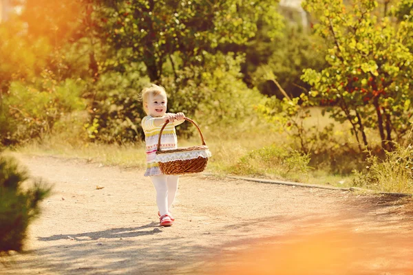 Babymeisje met mand — Stockfoto