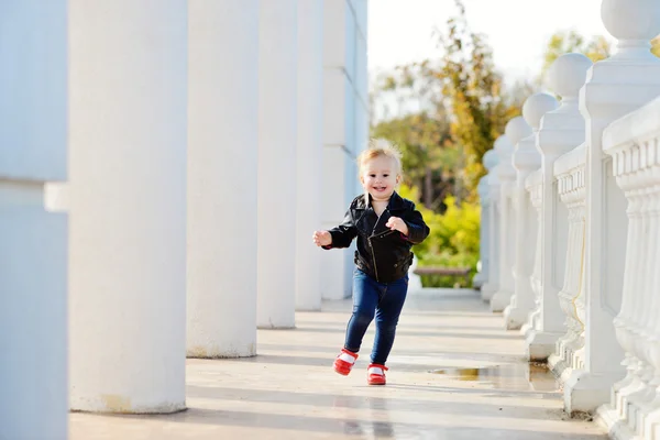 Dziecko w ruchu — Zdjęcie stockowe