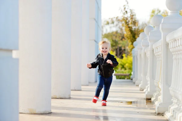 Bebê em movimento — Fotografia de Stock