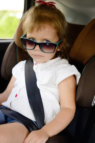 Meisje in de auto — Stockfoto