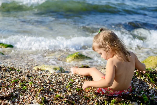 Meisje op het strand — Stockfoto