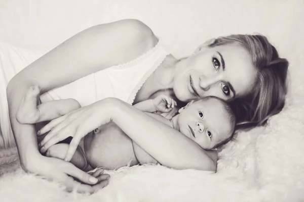 Moeder en pasgeboren — Stockfoto
