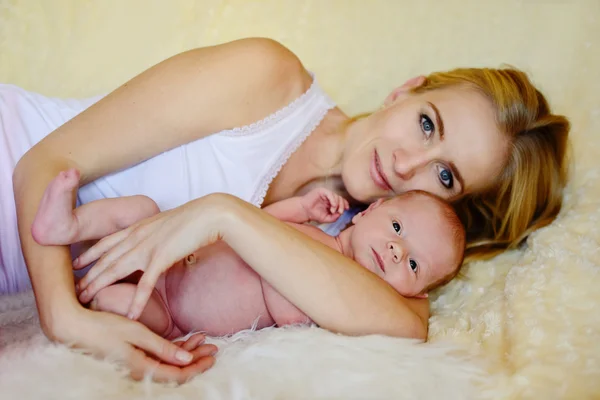 Mãe e recém-nascido — Fotografia de Stock