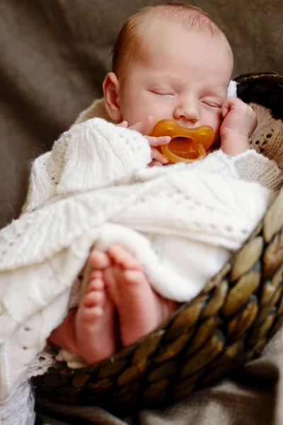 Een mooie slapen weinig pasgeboren — Stockfoto