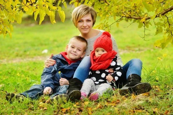 Matka z dziećmi — Zdjęcie stockowe