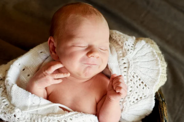 Schlafendes süßes Neugeborenes — Stockfoto