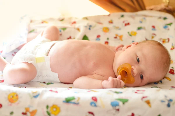 Newborn on the cover dresser — Stock Photo, Image