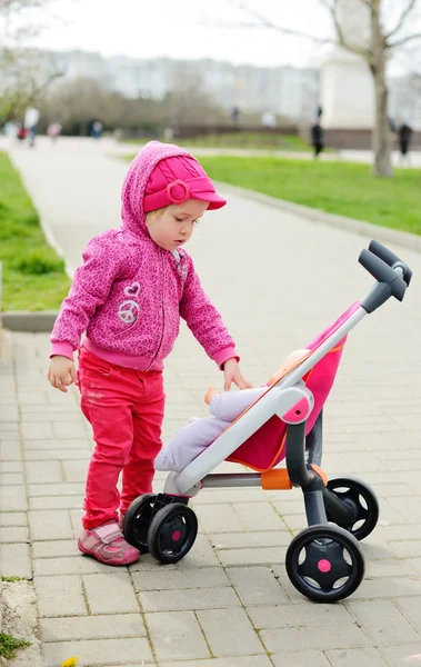 Peuter met speelgoed wandelwagen — Stockfoto