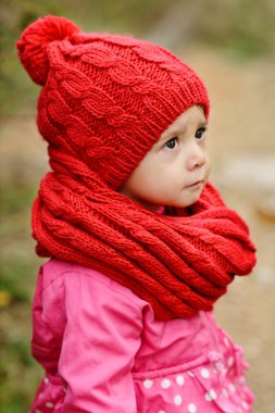  Kırmızı atkı ve şapka giyen kız 