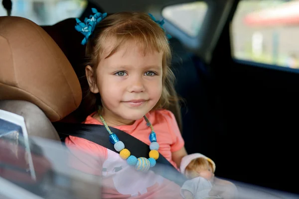 Kind im Auto — Stockfoto