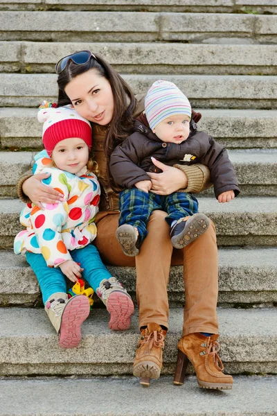 Madre con bambini — Foto Stock