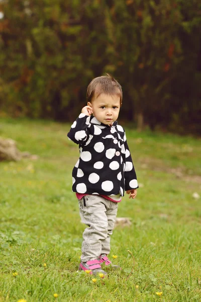 Bébé fille en automne — Photo