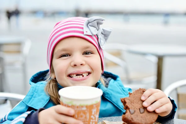 Chica en la cafetería al aire libre — Foto de Stock