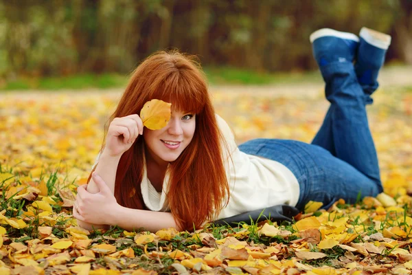 Girl on the meadow — Stock Photo, Image