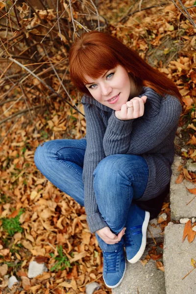 Chica en el parque de otoño — Foto de Stock